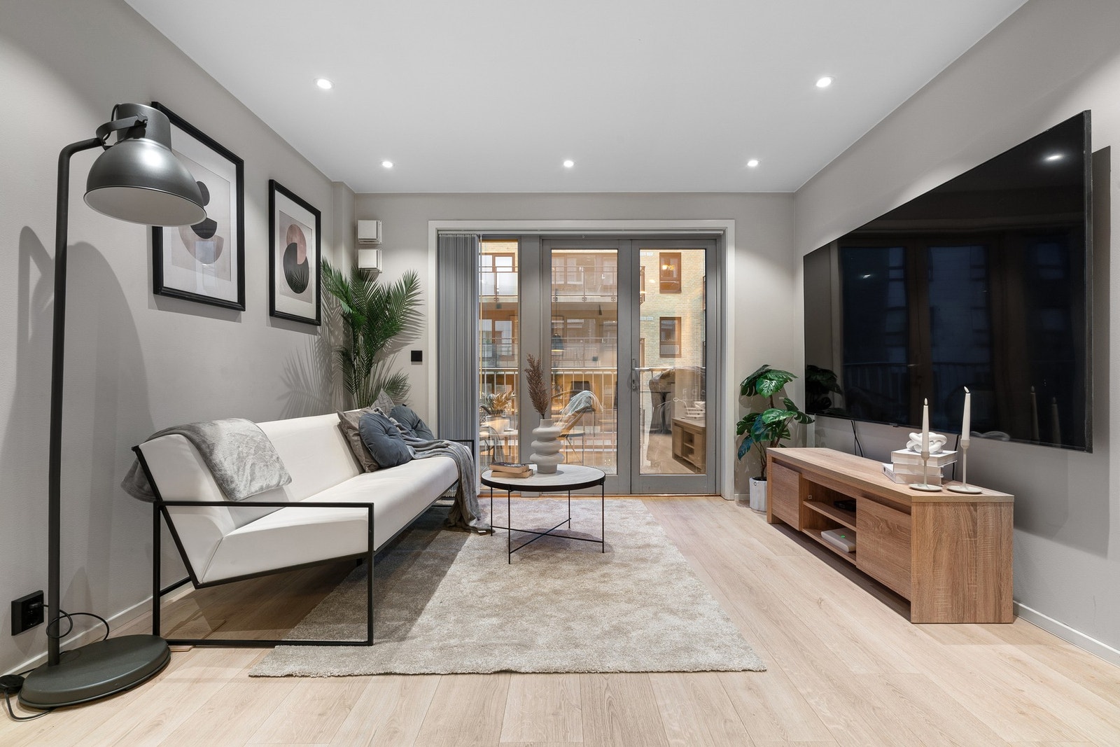 Store vindusflater gir rikelig med lys. Galleribilde