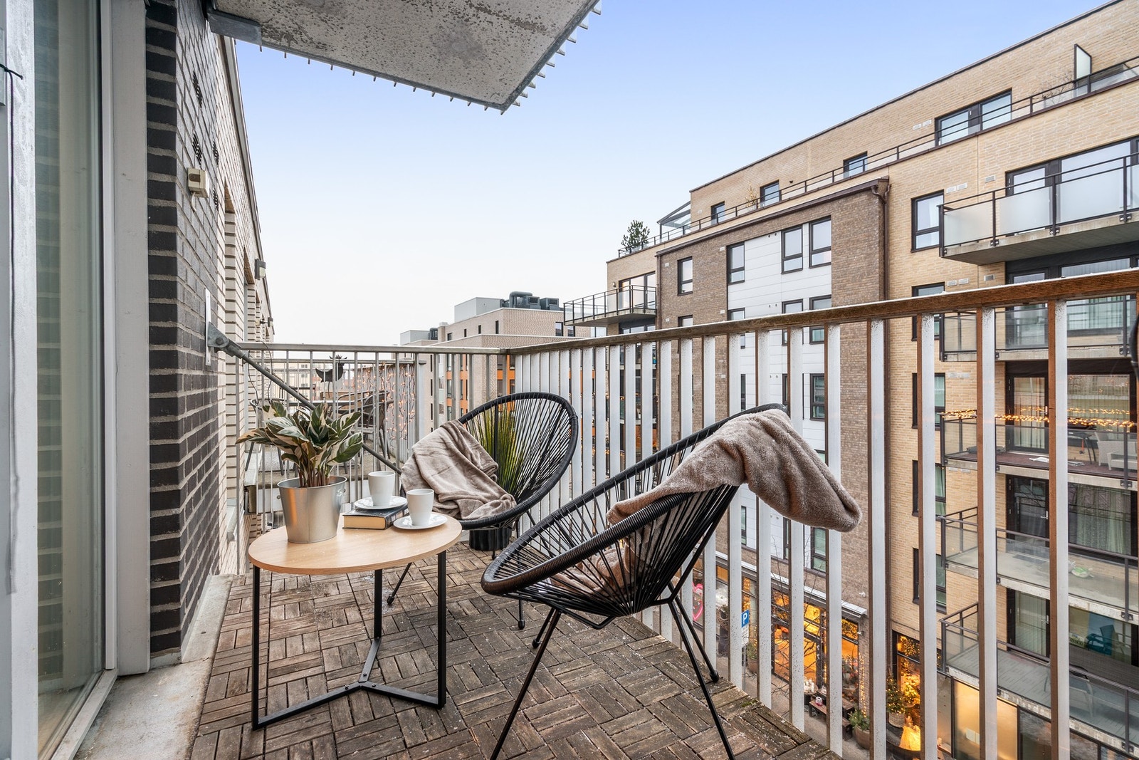 Romslig balkong med mulighet for diverse utemøblement. Se for deg morgenkaffen her! Galleribilde