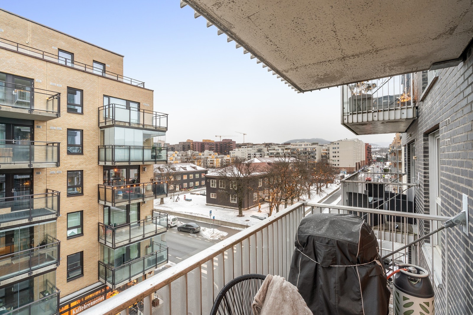 Fin utsikt over nabolaget med anledning til elektrisk/gass grill. Galleribilde