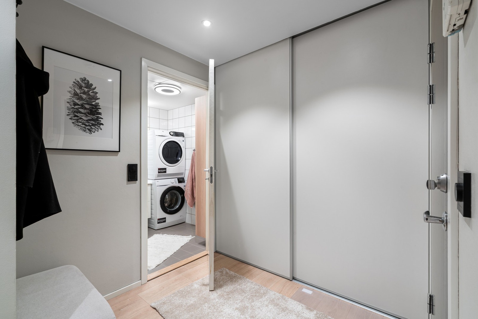 Inngangsparti med praktisk klesskap. Galleribilde