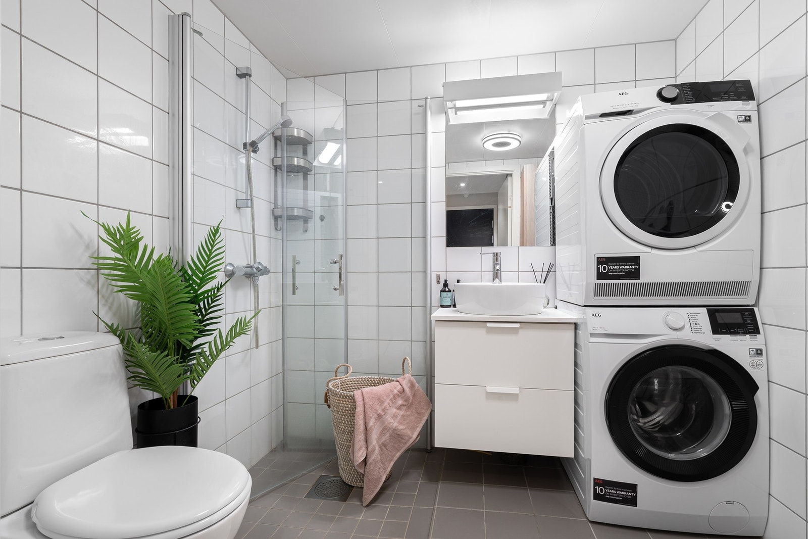 Opphengt servant med underskap og praktisk hjørnedusj. Galleribilde