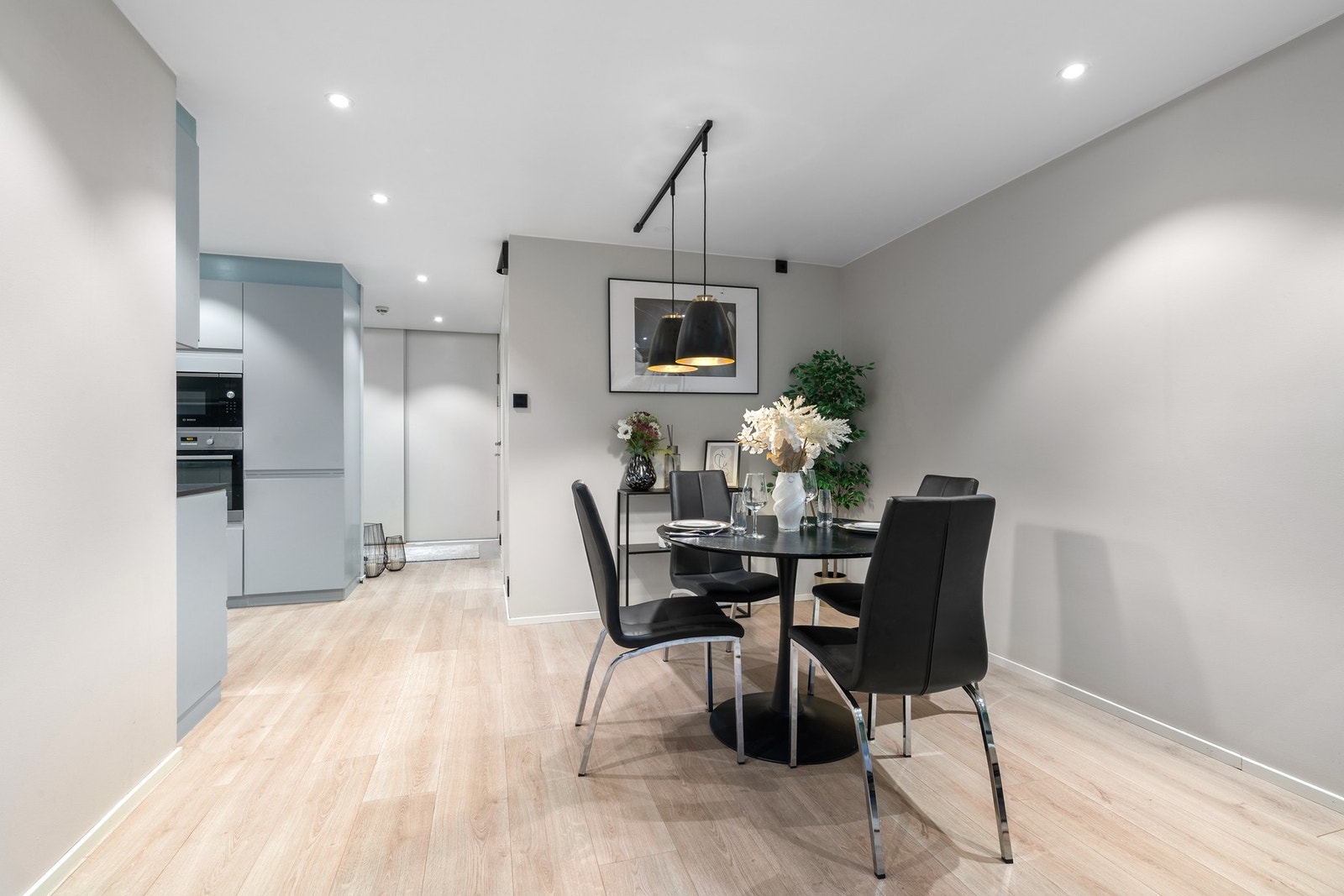 Åpen stue- og kjøkkenløsning som skaper en sosial atmosfære. Galleribilde