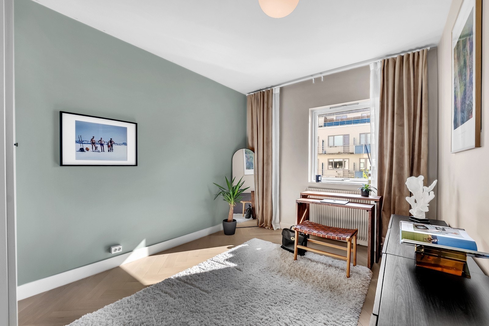 Soverom II med god plass til dobbeltseng. Galleribilde