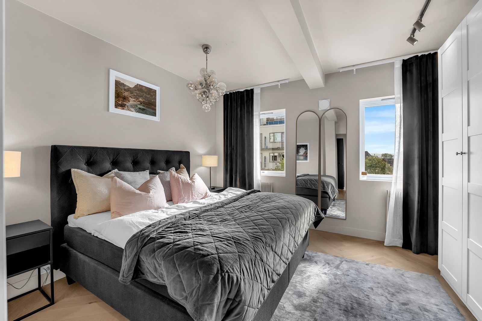 Romslig hovedsoverom på god plass til dobbeltseng. Galleribilde