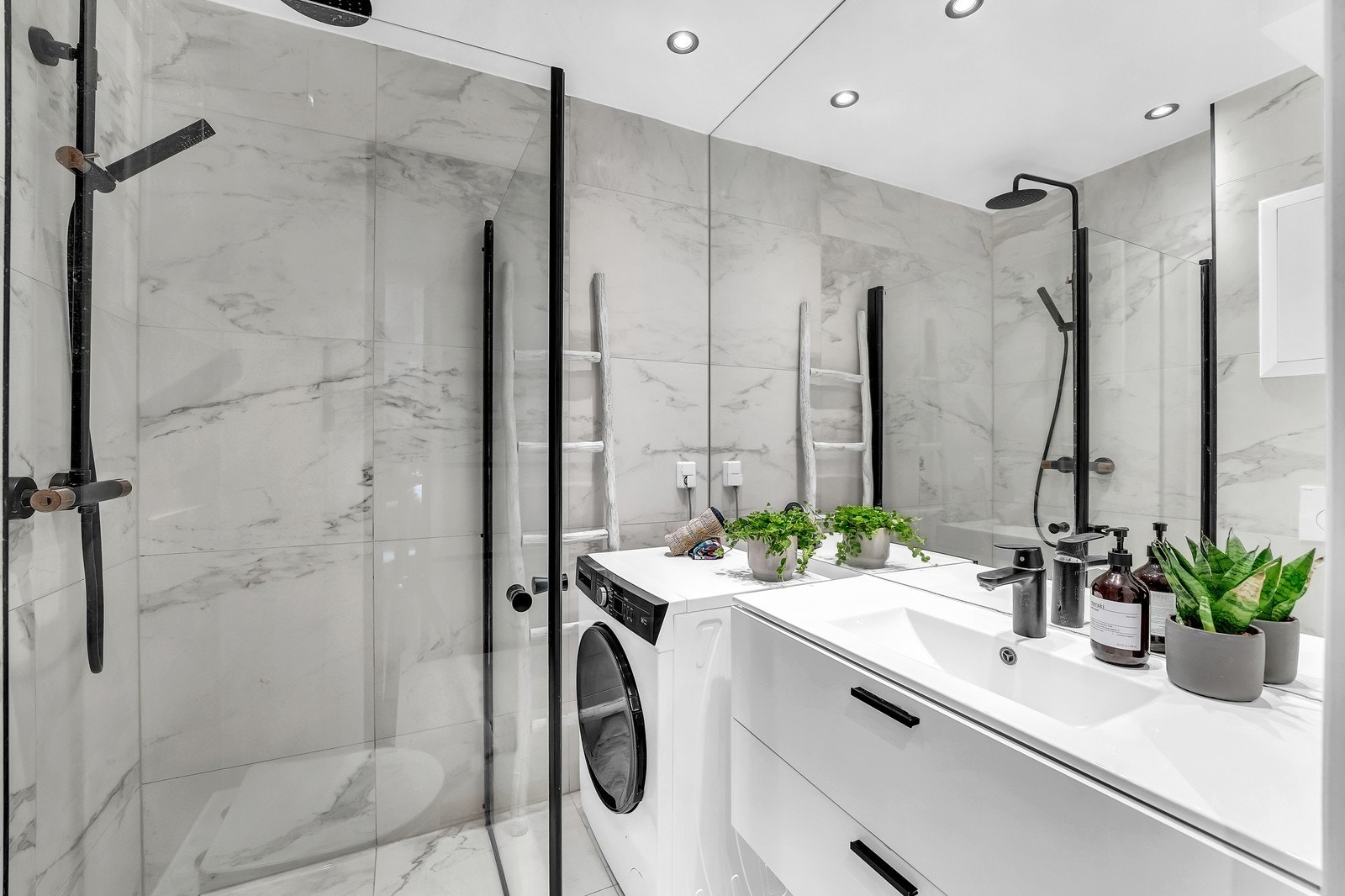 Lekkert flislagt bad med vaskemaskin. Galleribilde