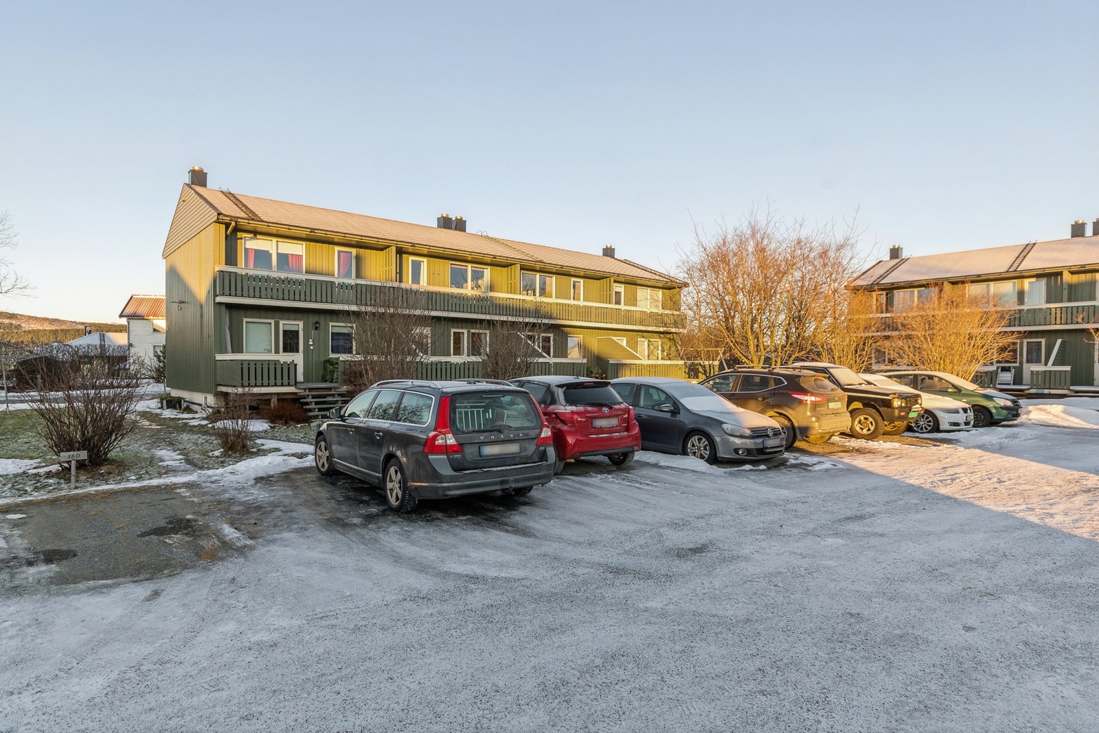 Parkering på fast plass i front av boligen. Galleribilde