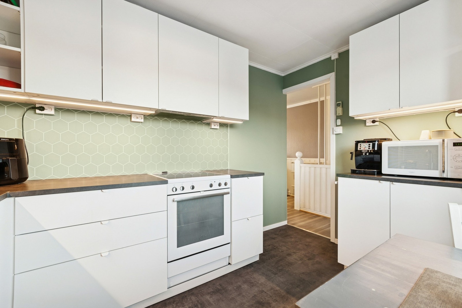 Ventilasjon via kjøkkenventilator med avtrekk ut. Galleribilde