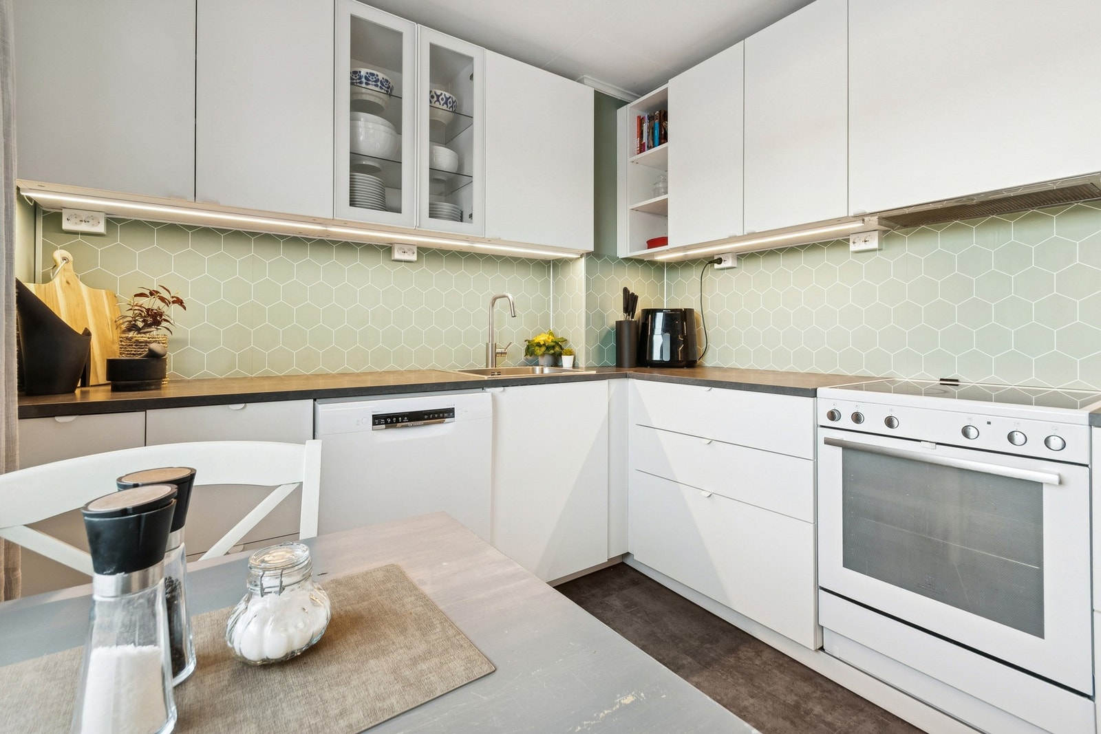 Kjøkkenet ble oppgradert i 2024, og har innredning med glatte fronter og benkeplate i laminat. Galleribilde