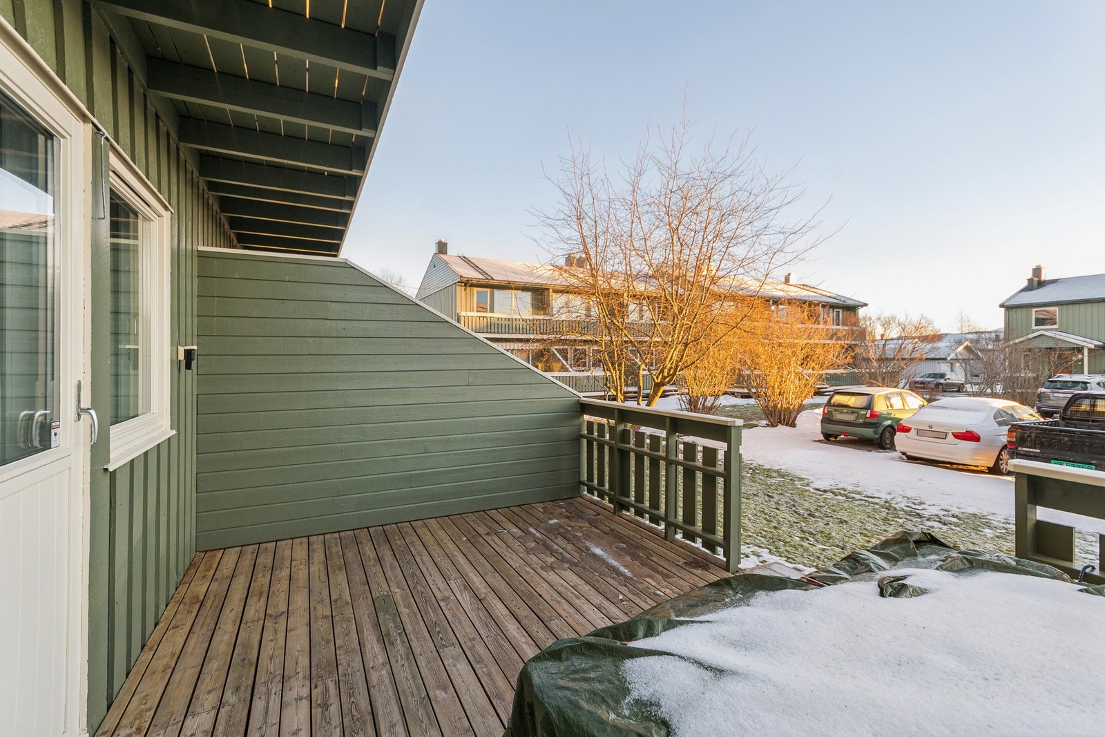 Det er utgang til en romslig og solrik terrasse fra hovedsoverommet. Galleribilde