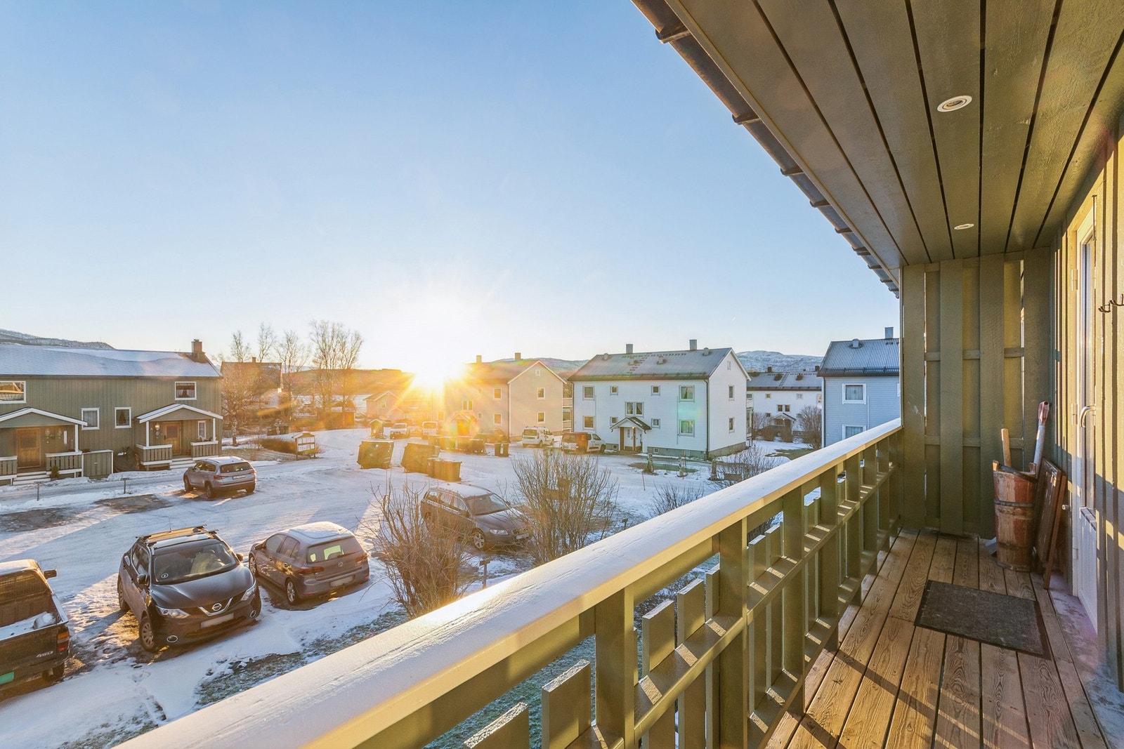 Utgang fra stua til en praktisk overbygd balkong med gode solforhold. Galleribilde