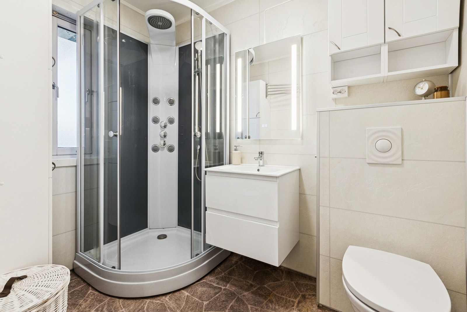 Badet ble oppgradert i 2025, og det er gulv i vinylbelegg med elektriske varmekabler. Galleribilde