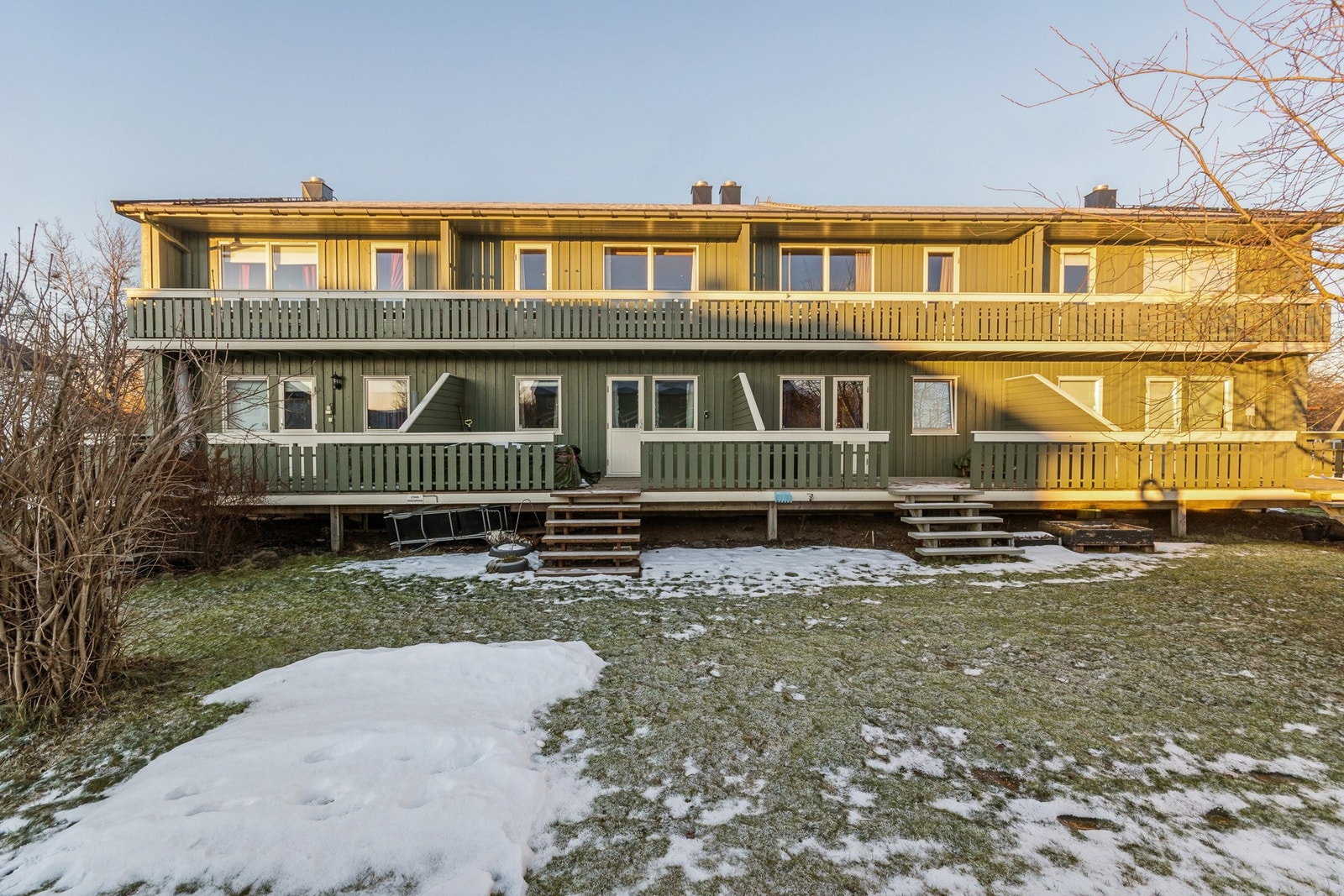 Boligen er beliggende i et rolig område med gangavstand til dagligdagse nødvendigheter, og kort avstand til Skjerstadfjorden Galleribilde