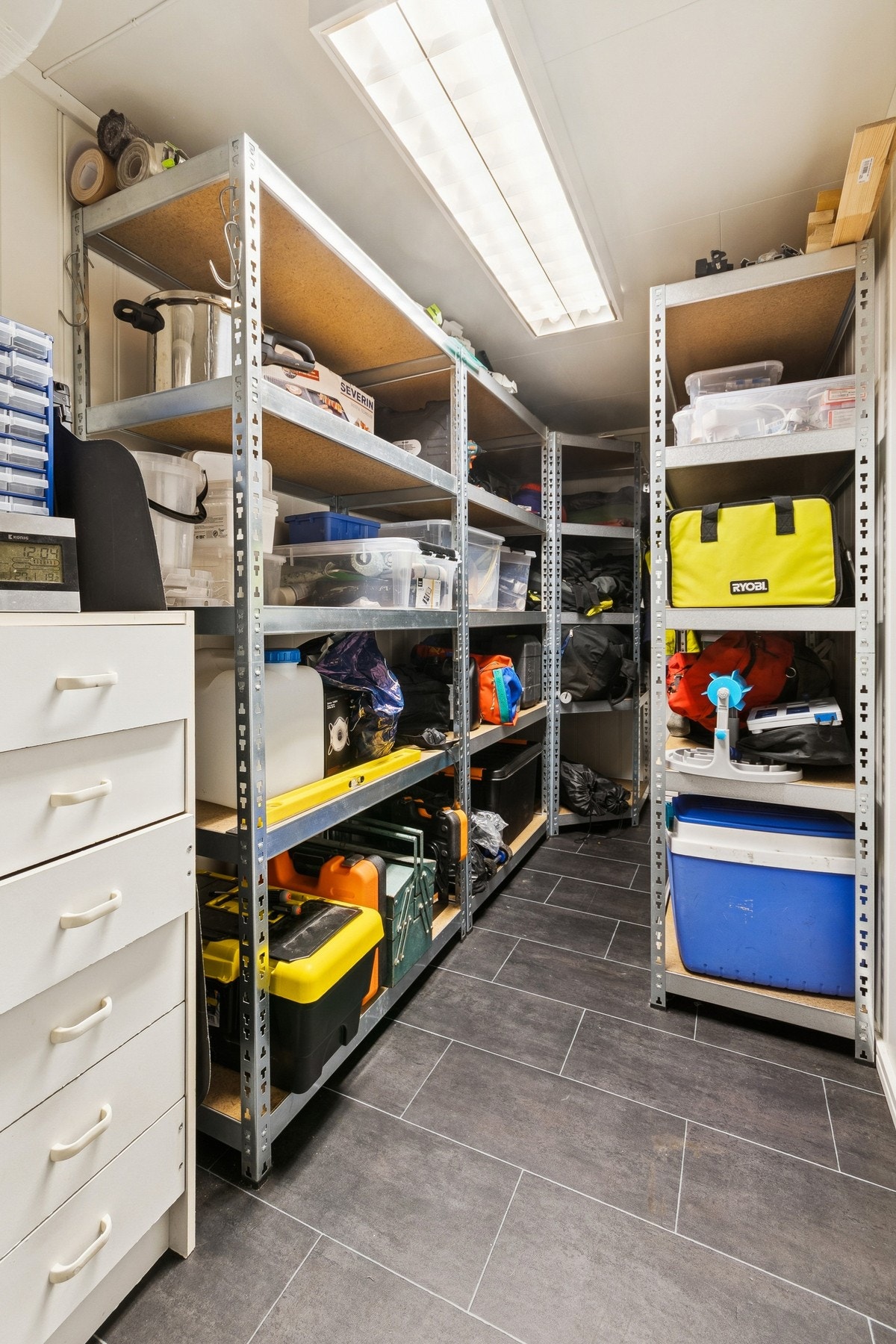 Praktisk bod med god plass til oppbevaring. Galleribilde