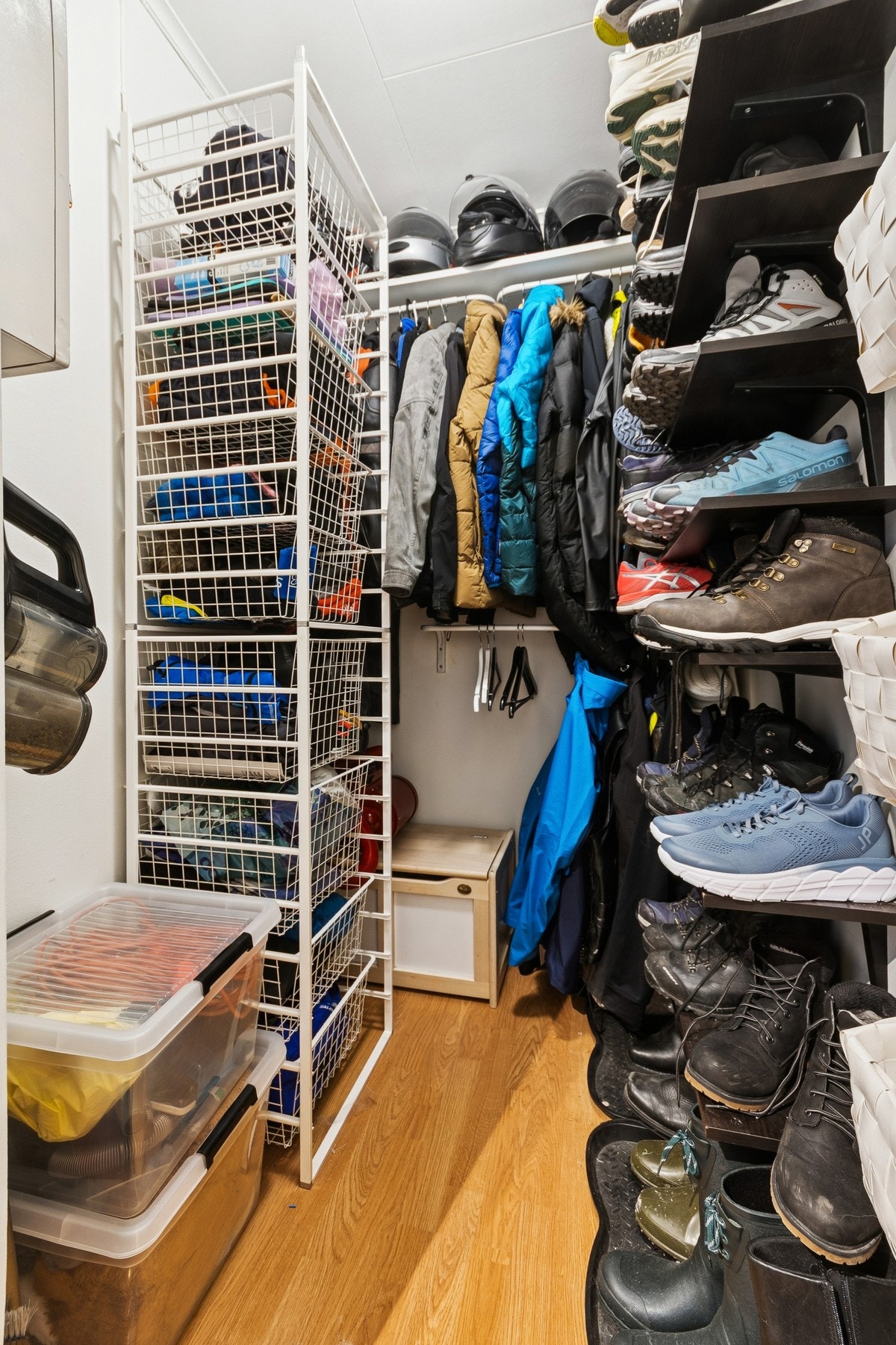 Praktisk bod med god plass til oppbevaring av yttertøy. Galleribilde