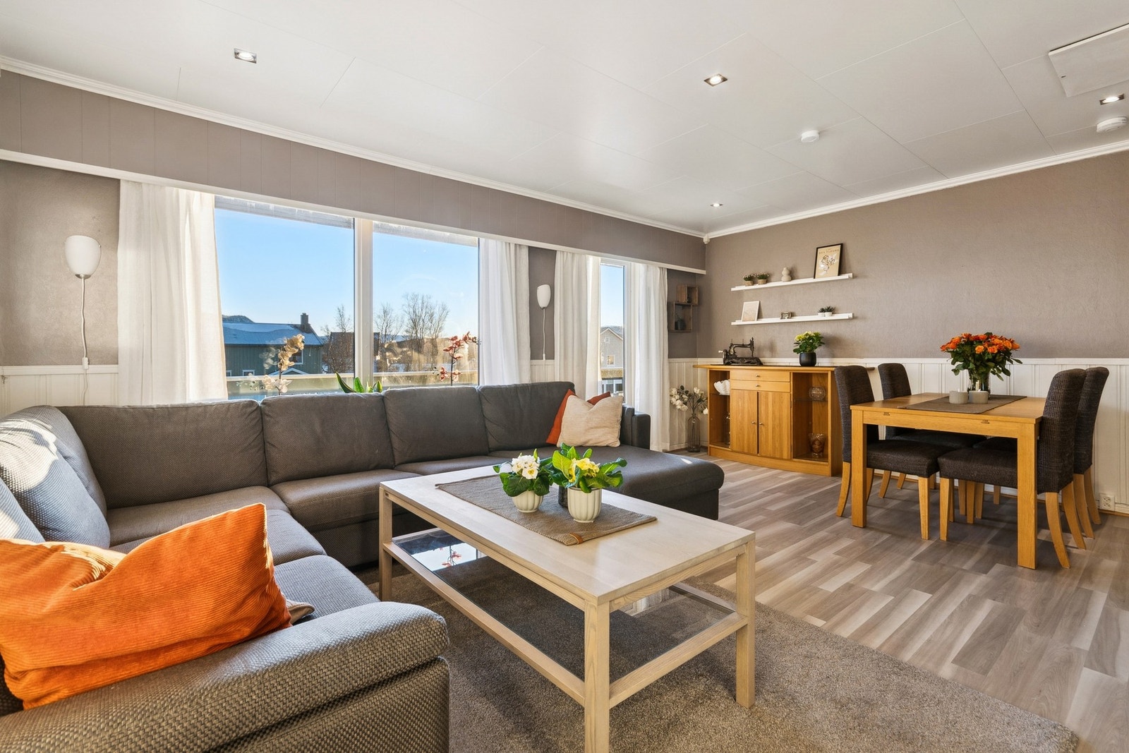 Lys og romslig stue med store vindusflater som gir naturlig lysinnslipp. Galleribilde