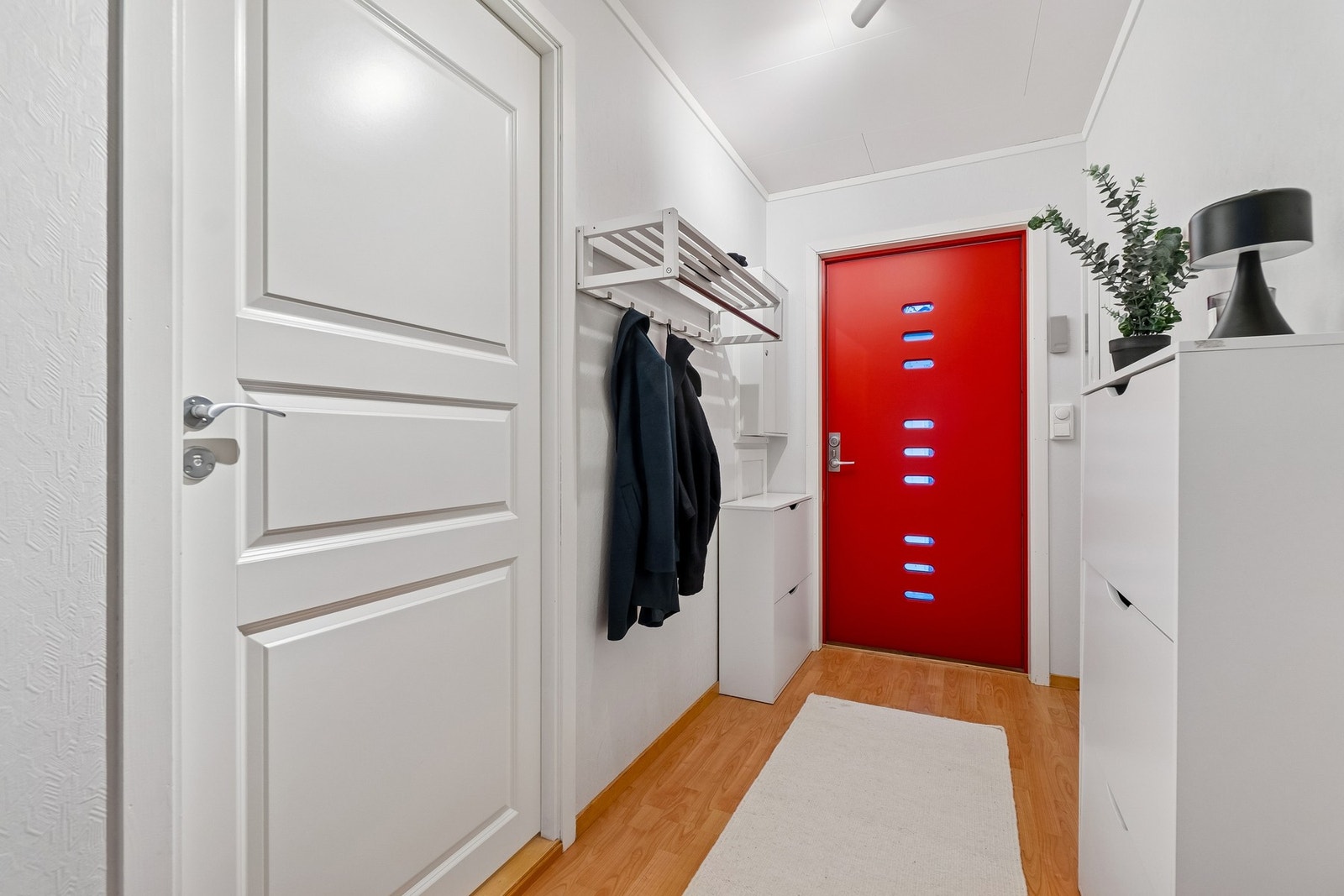 Når du kommer inn i boligen møtes du av en lys entré med plass for åpen garderobeløsning. Galleribilde