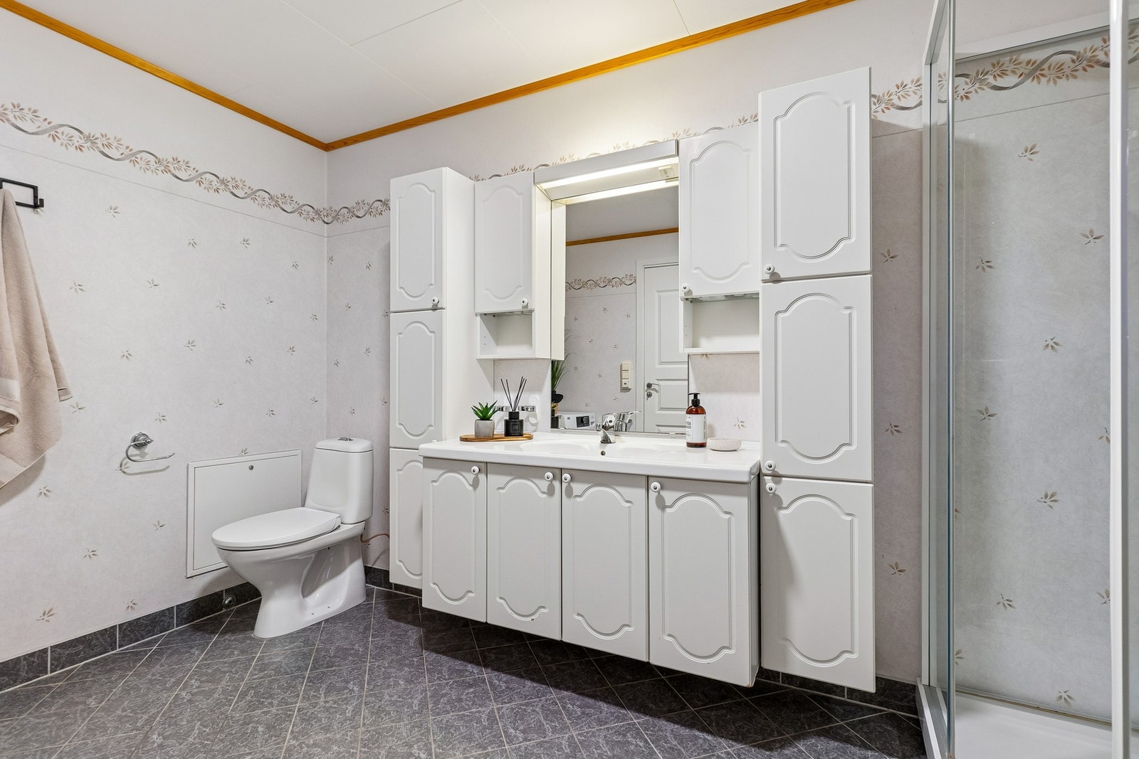 Det ble satt inn nytt dusjkabinett i 2022 og ny vvb i 2026. I andre etasje har du et rom som er klargjort for å etablere et ekstra bad. Galleribilde