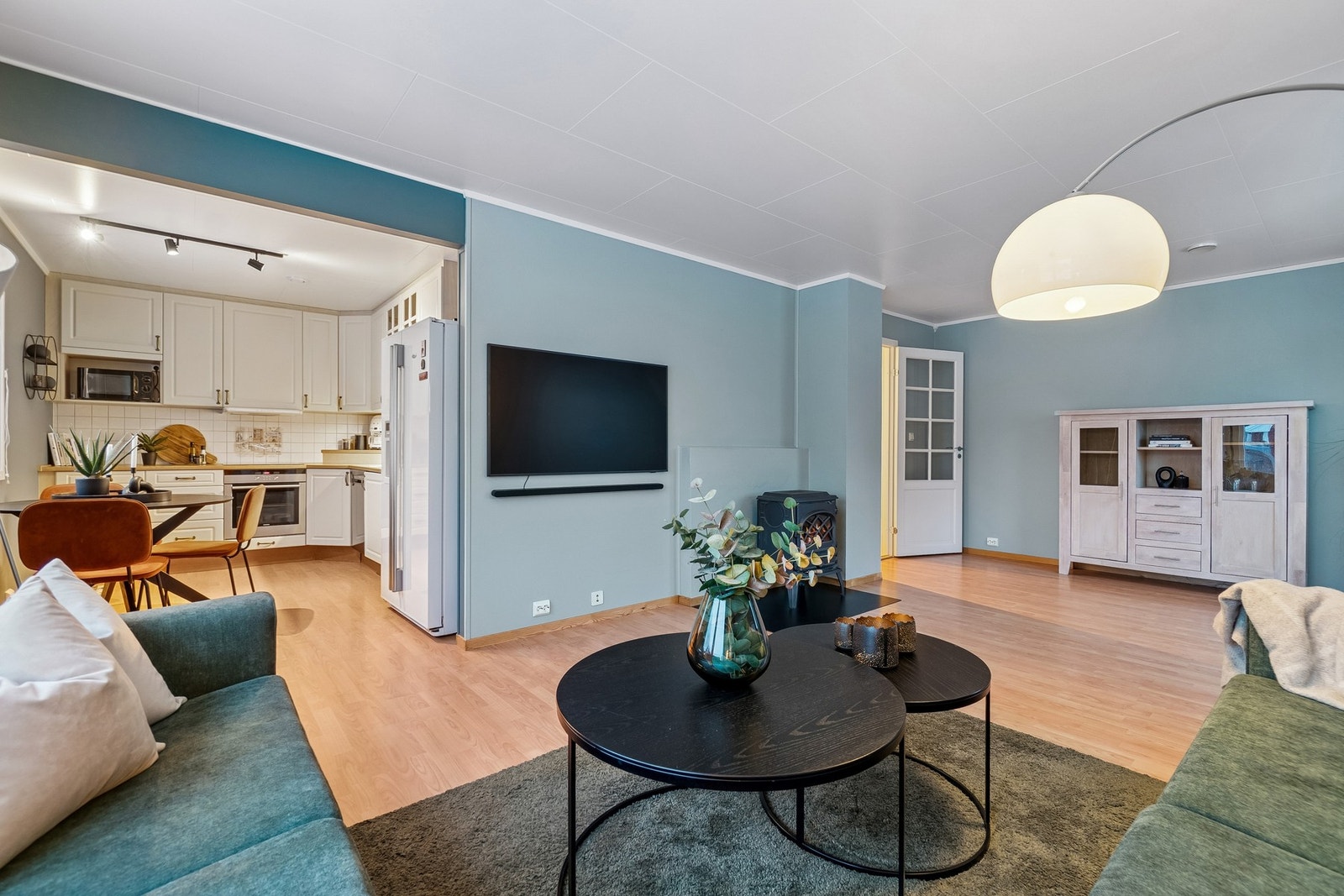 Stue og kjøkken har en delvis åpen løsning. Galleribilde