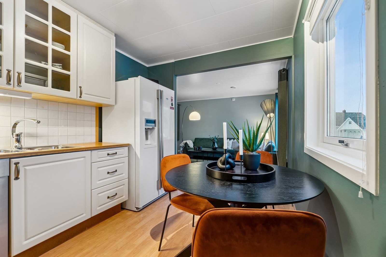 På kjøkkenet har du plass for en liten spisegruppe. Galleribilde