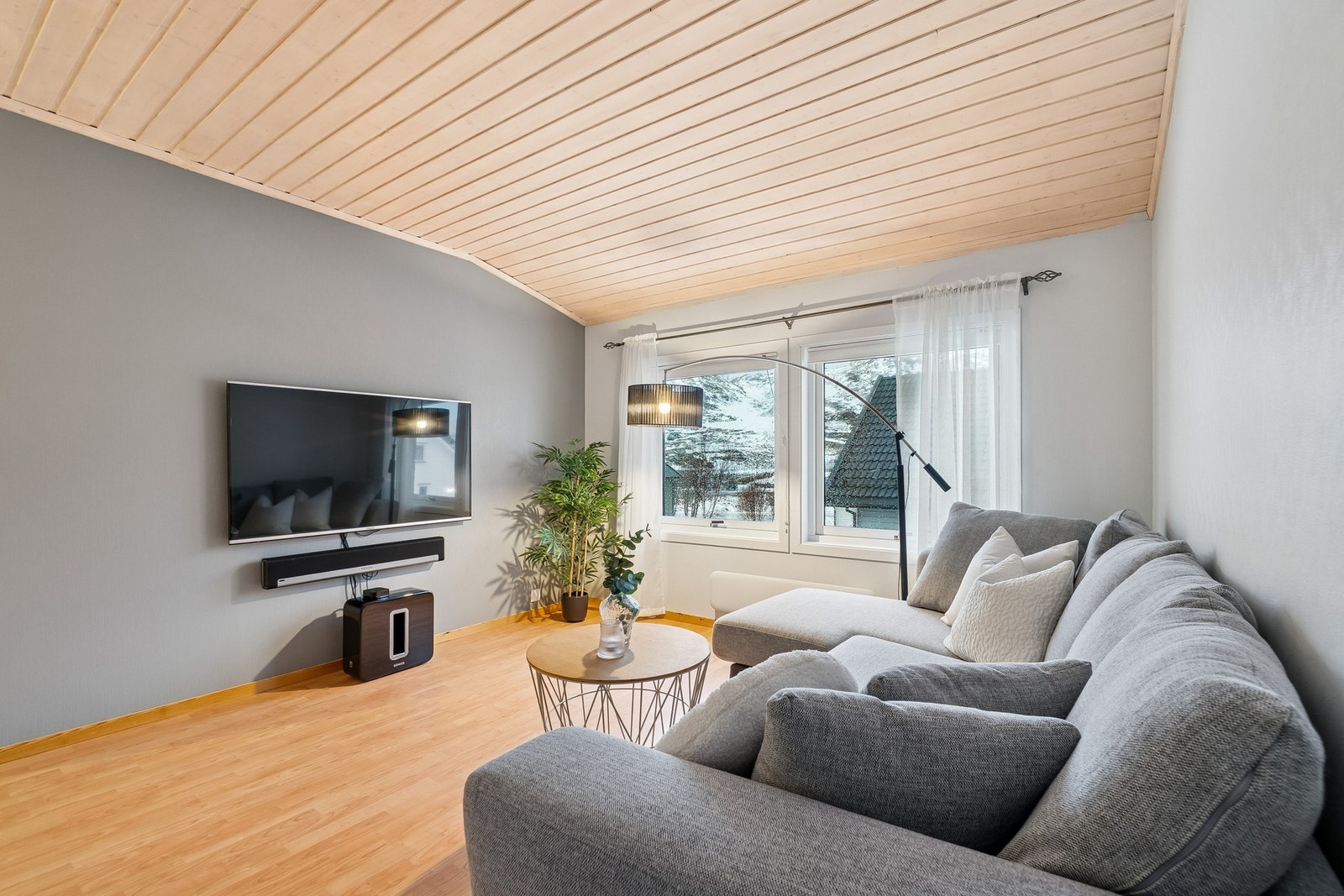 I andre etasje finner du også to av boligens soverom, i tillegg til det uinnredede badet. Romfordelingen gjør at barna kan ha sin egen etasje med god boltreplass. Galleribilde