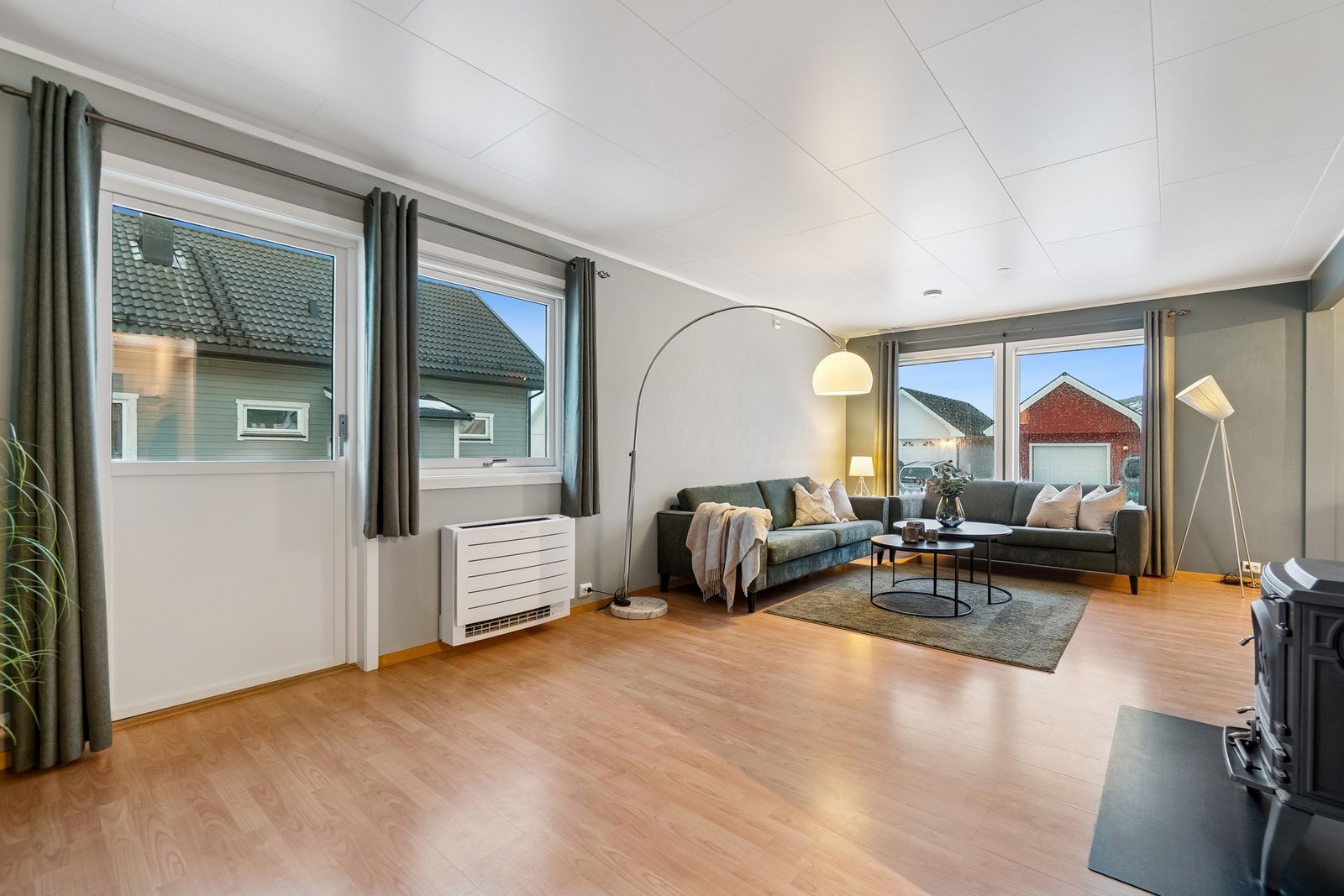 Fra stuen har du adkomst til terrasse og hageområdet. Galleribilde