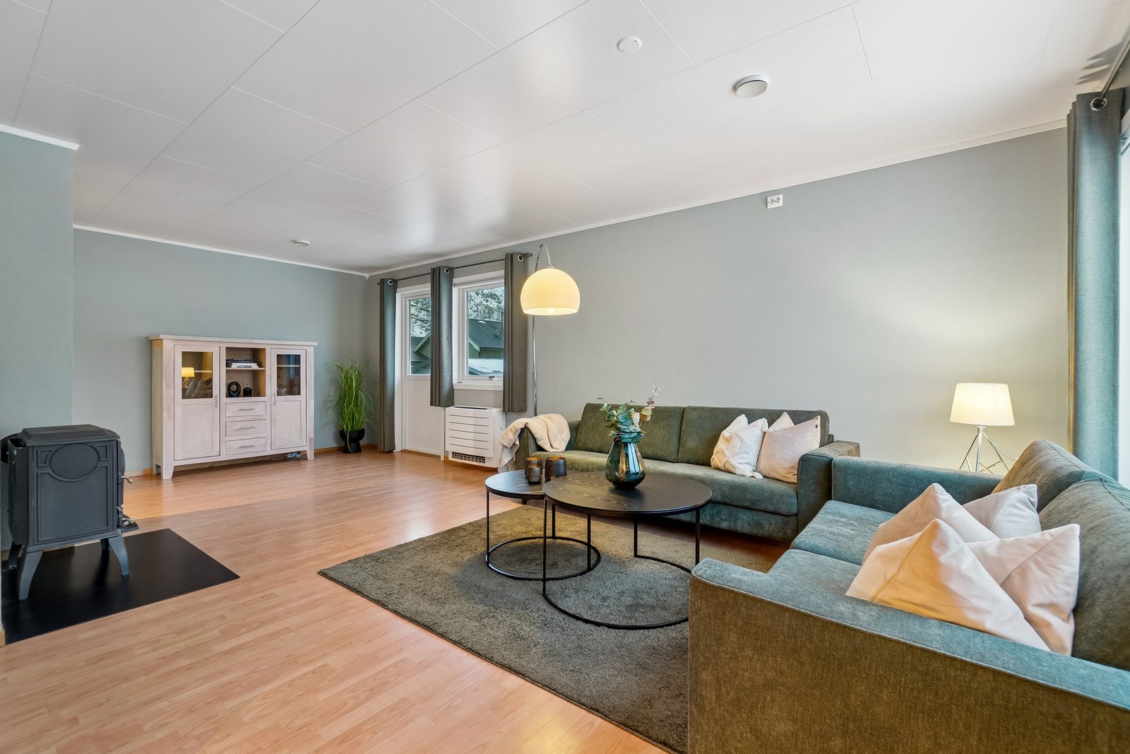 I stuen ble det satt inn ny varmepumpe i 2024, i tillegg til at du har vedfyring. Galleribilde