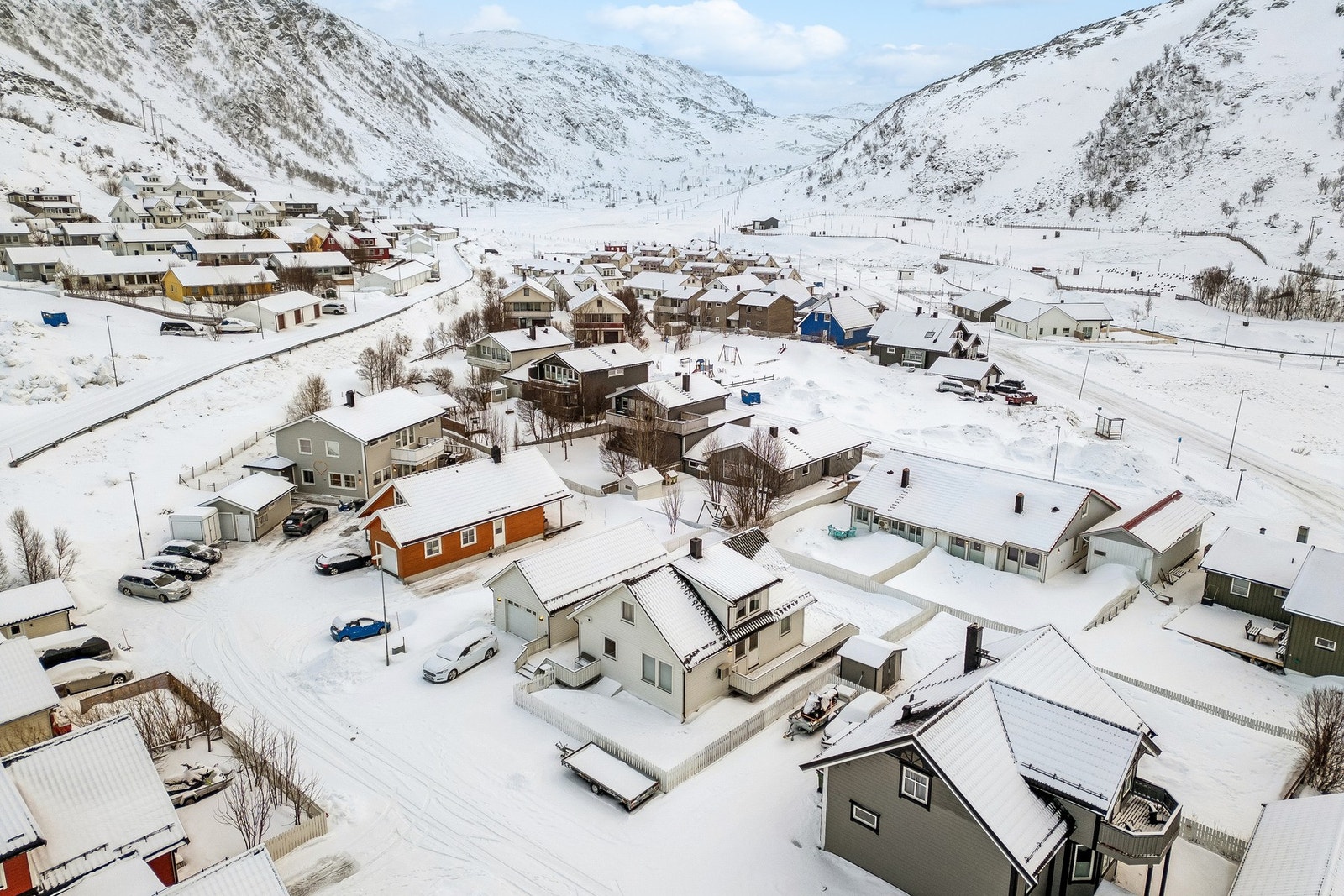 Boligen har en rolig og barnevennlig beliggenhet med gangavstand til skole, barnehage, Breidablikkvannet og fine turområder. Galleribilde
