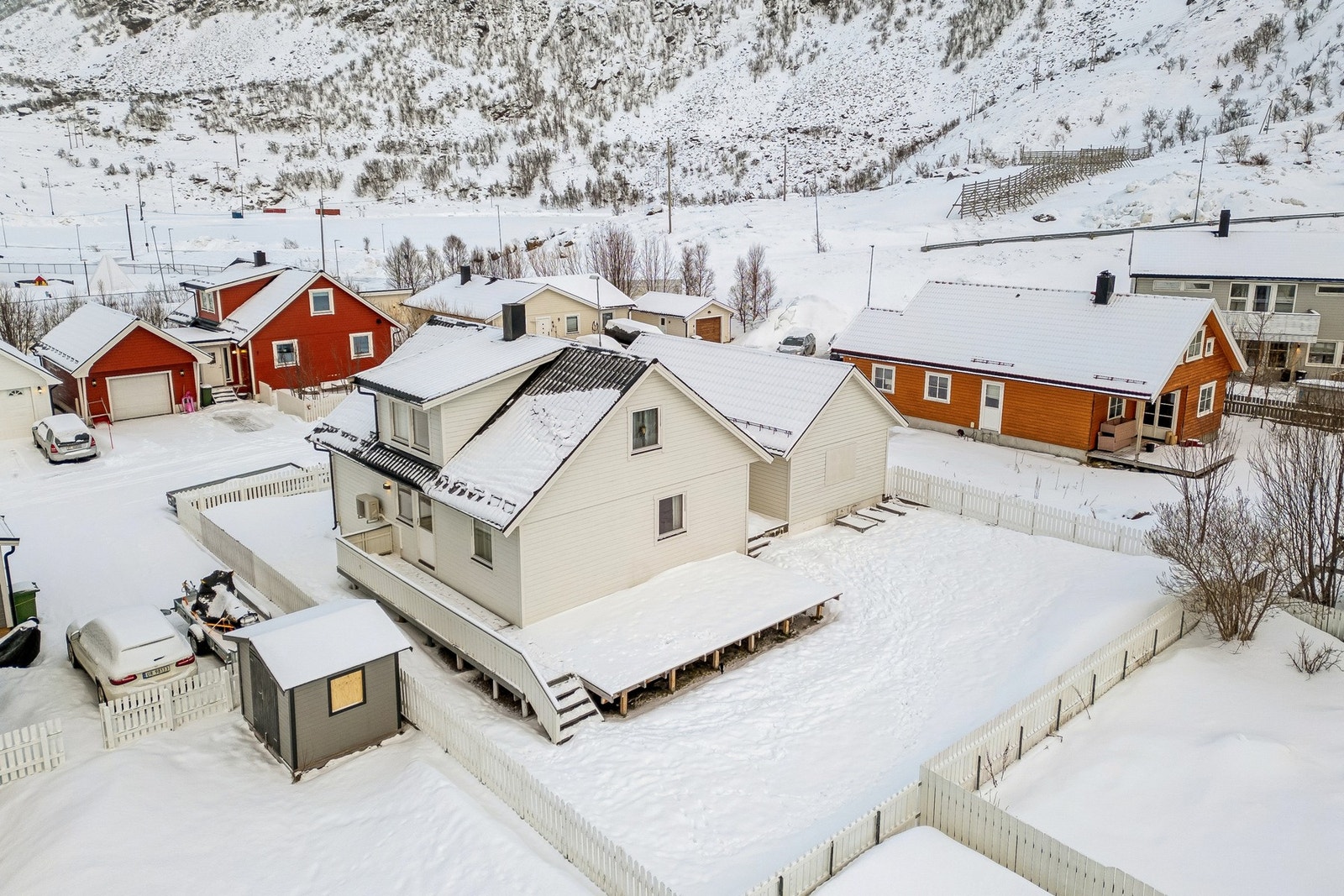 På baksiden har du en stor inngjerdet hage, i tillegg til romslig terrasse som ble utvidet i 2023. Galleribilde