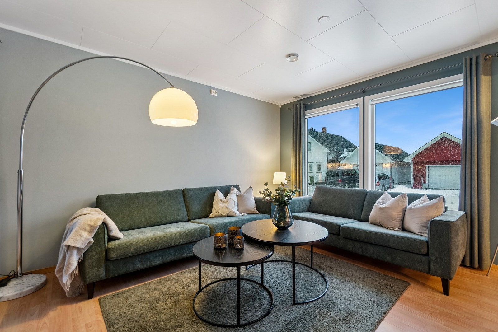 Stuens utforming gjør den enkel å møblere, og det er plass for både sofa med tilhørende møblement, og spisestuedel hvis ønskelig. Galleribilde