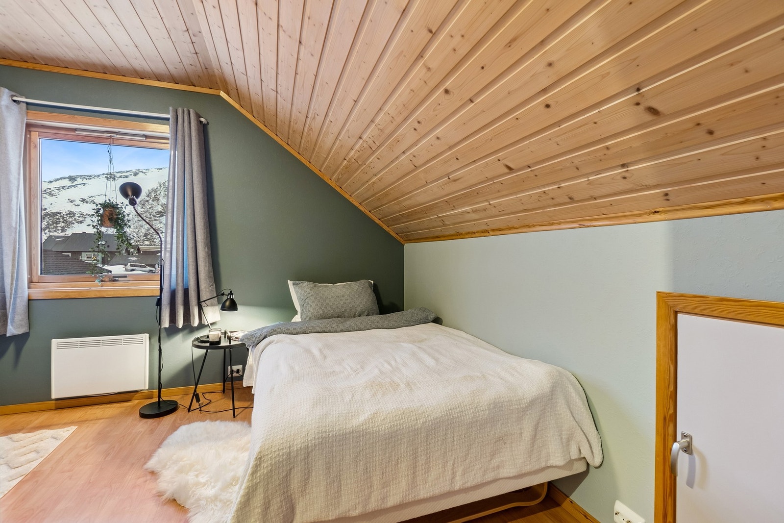 På begge soverommene i 2.etasje har du lagringsplass i knekott. Galleribilde