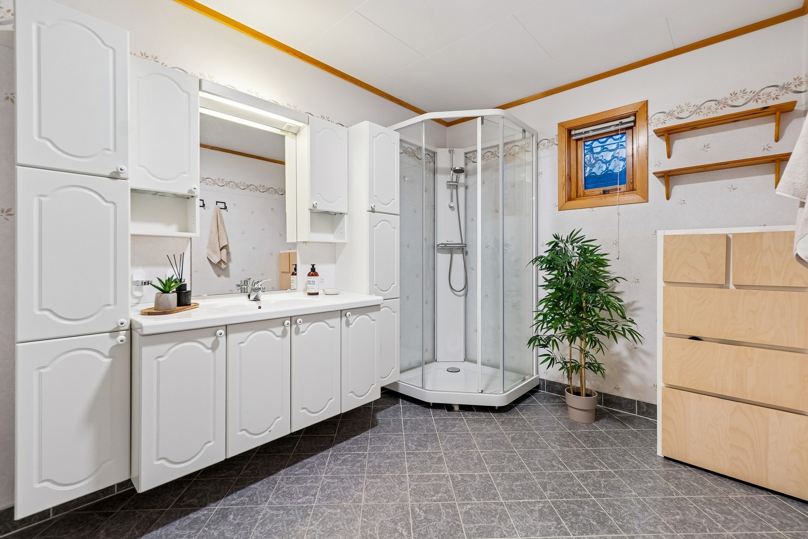 Boligens bad ligger i 1.etasje, og har god størrelse slik at du har plass for både vaskemaskin, og annet møblement som kommode og stellebord. Galleribilde