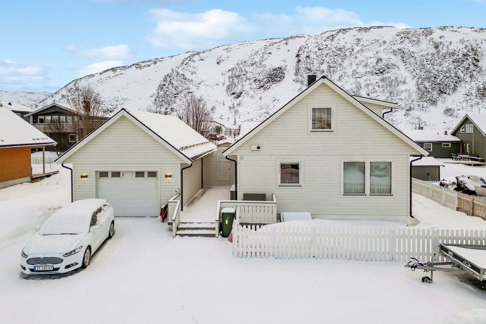 Det er garasje, i tillegg til oppstillingsplasser for bil på tomten. I tilknytning til garasjen er det boder og hems. Galleribilde