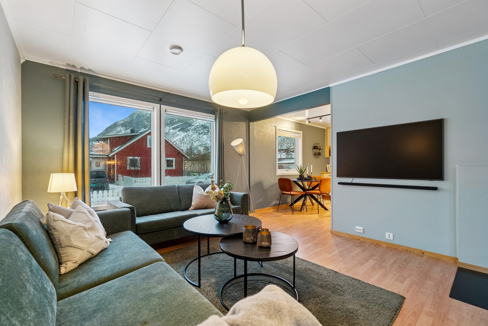 I stuen er rikelig med naturlig lysinnslipp takket være store vinduer, som gjør at rommet oppleves lyst og luftig. Galleribilde