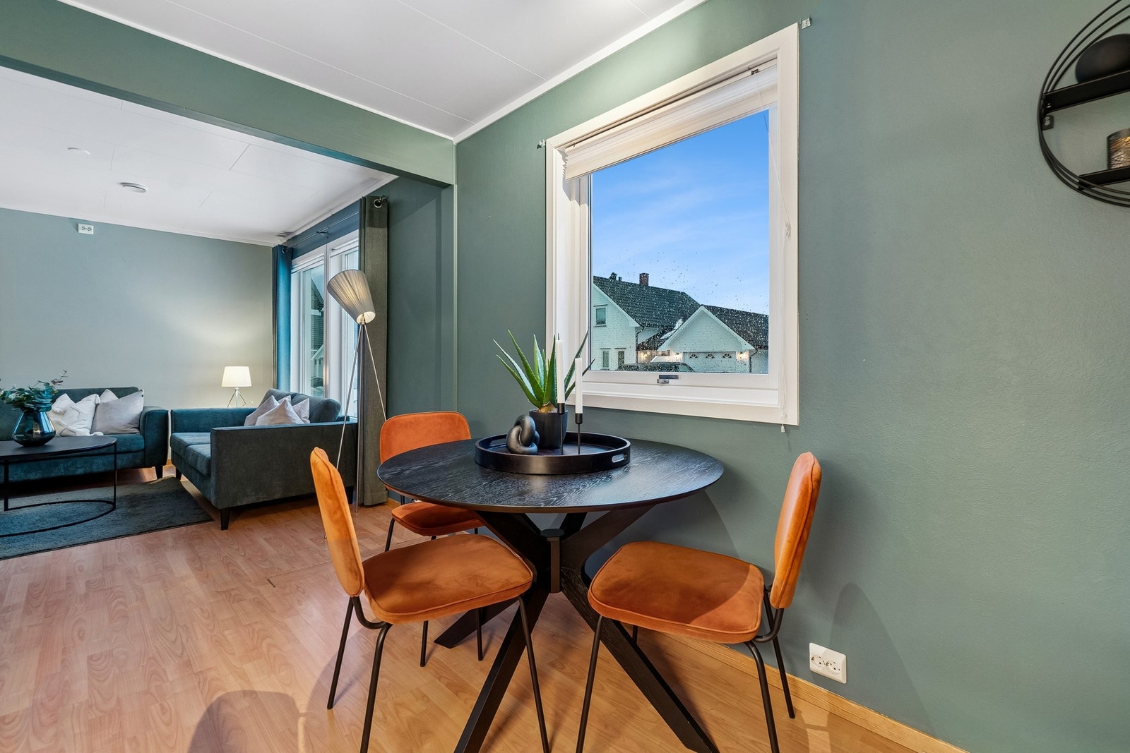 Vegger i stue og kjøkken ble malt i 2020. Galleribilde