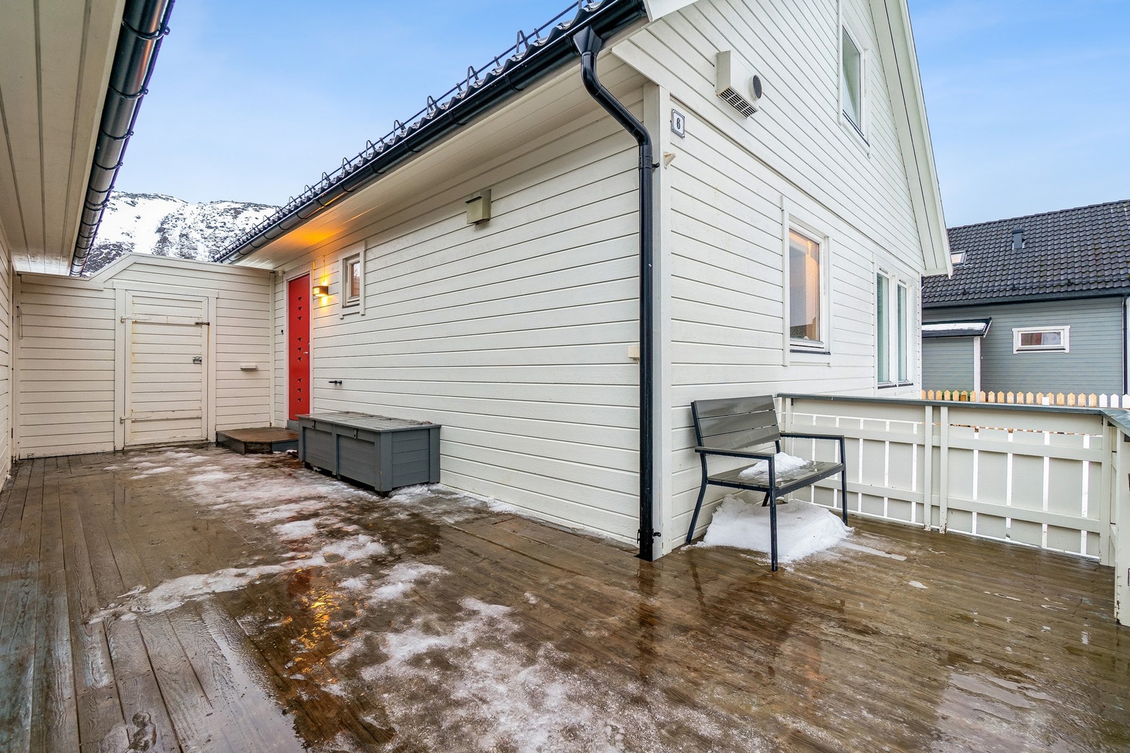 Her får du en velholdt enebolig fra 2002 med barnevennlig beliggenhet i blindvei. Galleribilde