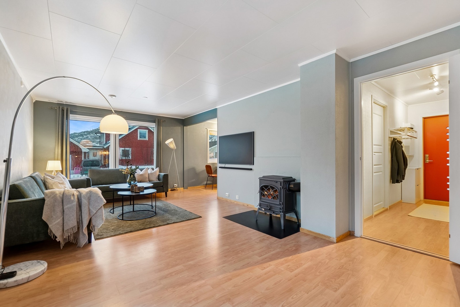 Velkommen inn! Boligen går over to plan, og har en praktisk rominndeling for familier. Galleribilde