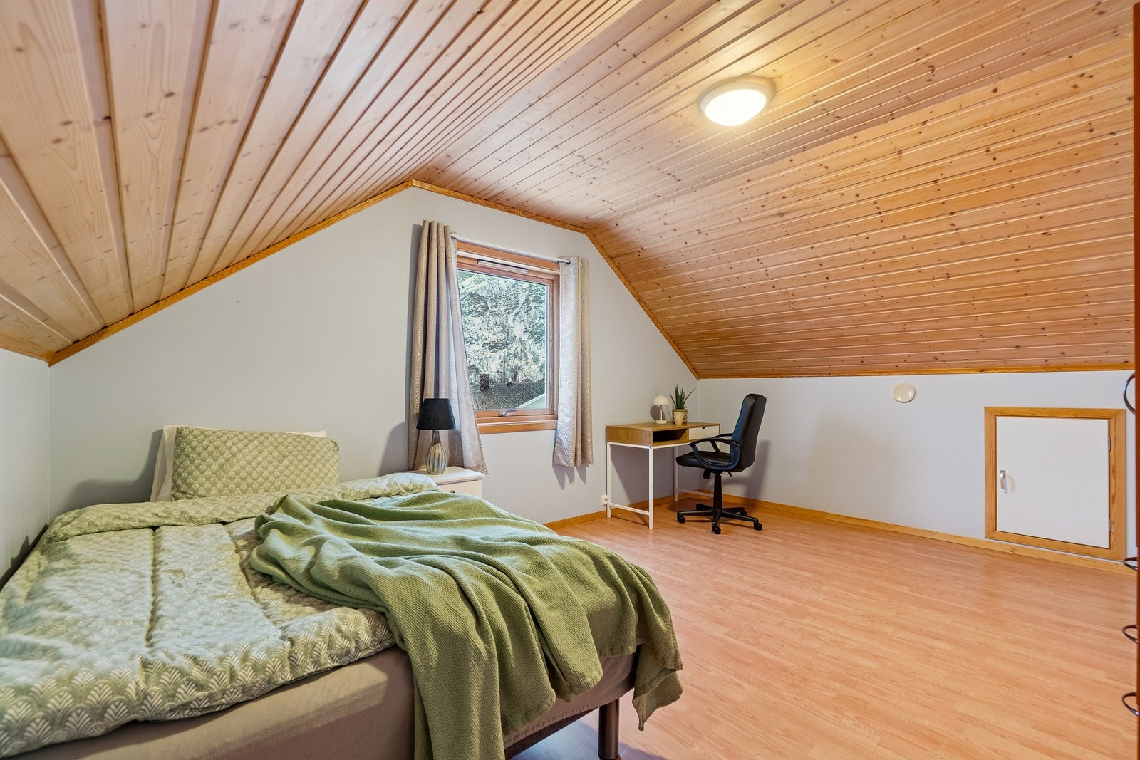 To av soverommene er av svært god størrelse med plass for annet møblement som pult og garderobe, i tillegg til seng. Galleribilde