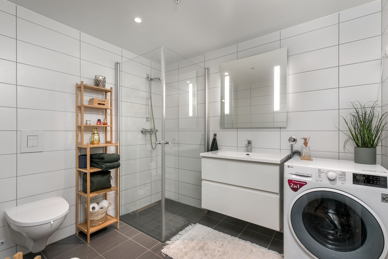 Smakfullt bad fra 2018 med flislagte overflater og varme i gulv. Galleribilde