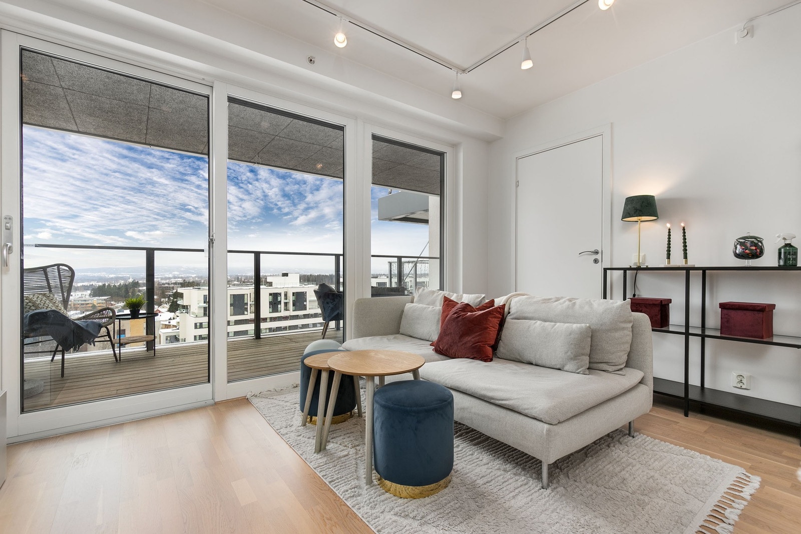 Gode vindusflater slipper inn rikelig med lys og takhøyde på 2,51 meter gir en luftig romfølelse. Utvendige screens foran alle vinduer. Galleribilde