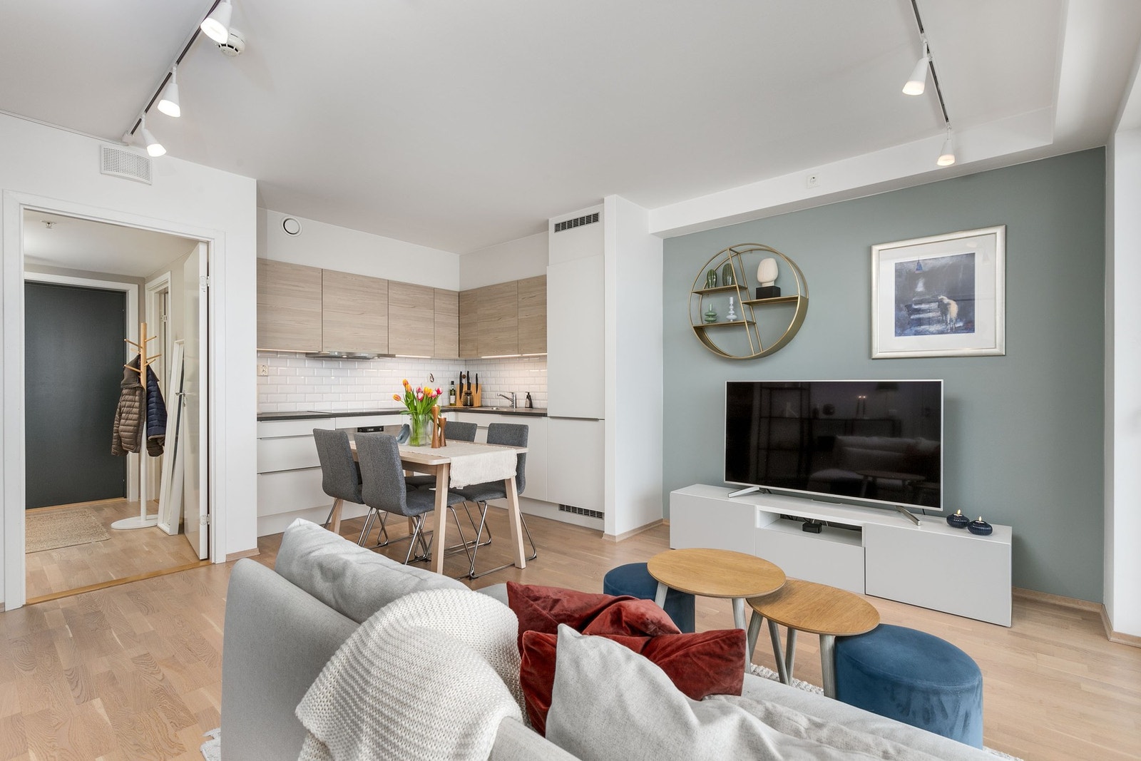 Rommet har uttak for bredbånd/kabel TV. Grunnpakken for TV/ internett inngår i felleskostnadene. Galleribilde