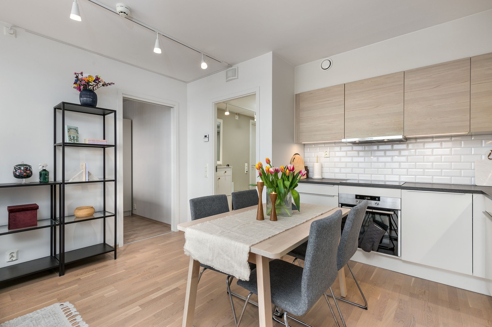 Fin avsatt plass til å sette inn et spisebord mellom stue og kjøkken Galleribilde