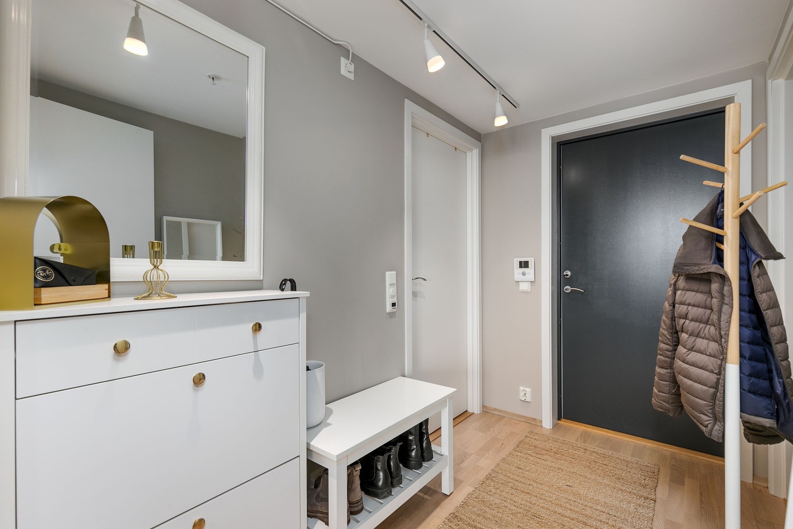 Entré med døralling ved inngangsdør. Galleribilde