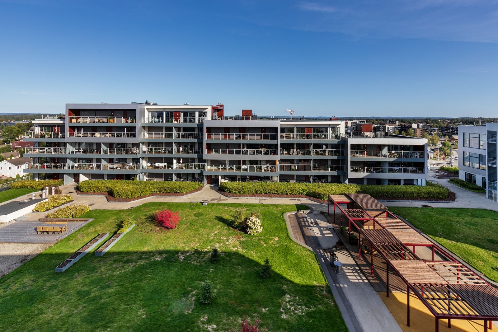 Sameiets uteområde er pent opparbeidet med asfalterte internveier, diverse beplantninger, felles takhage og lekeområde. Galleribilde