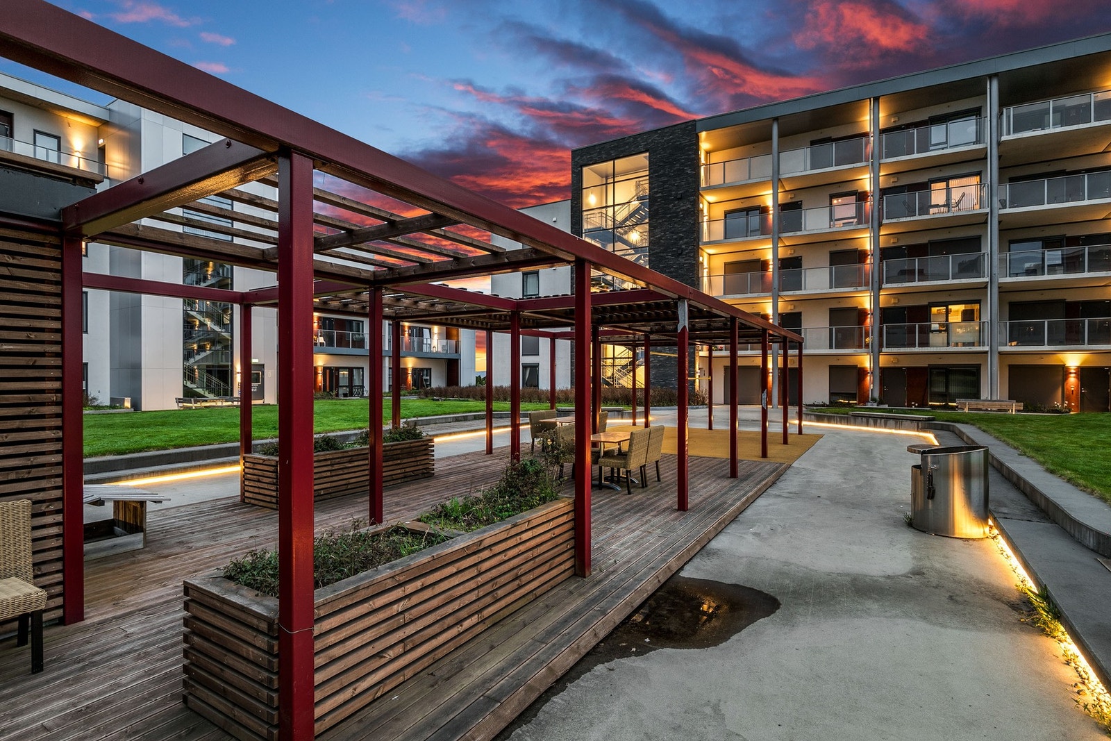 Sameiets uteområde er pent opparbeidet med asfalterte internveier, diverse beplantninger, felles takhage og lekeområde. Galleribilde