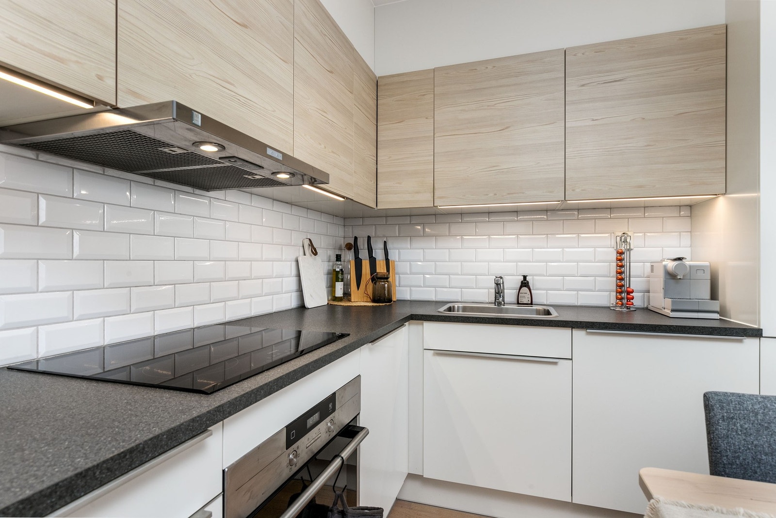 Av hvitevarer medfølger integrert stekeovn, platetopp, oppvaskmaskin og kombiskap med kjøl/frys. Galleribilde