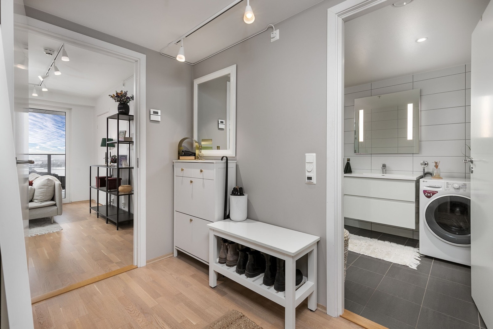 Entré med døralling ved inngangsdør. Galleribilde