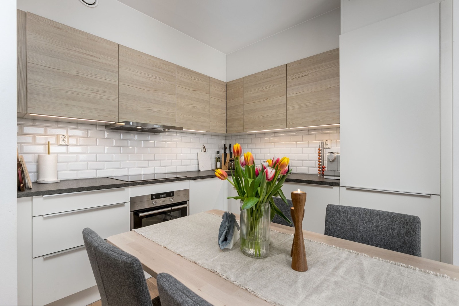 Stilrent kjøkken fra HTH fra 2018. Kjøkkenet har fint med benke- og arbeidsplass. Galleribilde