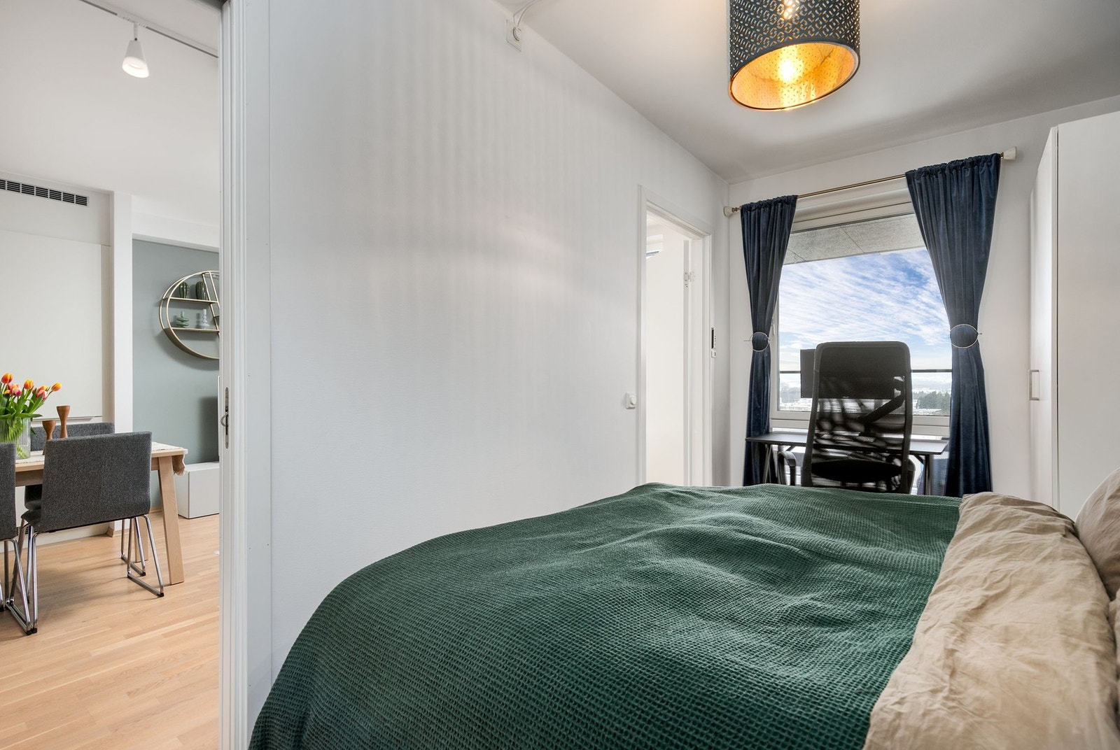 Leiligheten har et romslig soverom, av samme gode kvalitet og standard som resten av leiligheten. Galleribilde