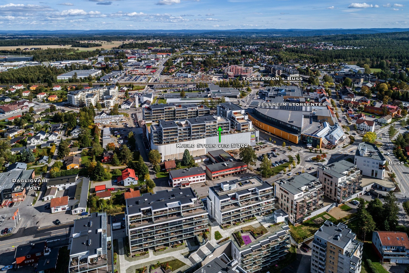 Leiligheten har en meget sentral beliggenhet, med umiddelbar nærhet til Jessheim Storsenter like utenfor inngangsdøren, med alle fasiliteter. Fra leiligheten kan man gå tørrskodd gjennom til storsenteret. Kiwi butikk i 1. etasje. Galleribilde