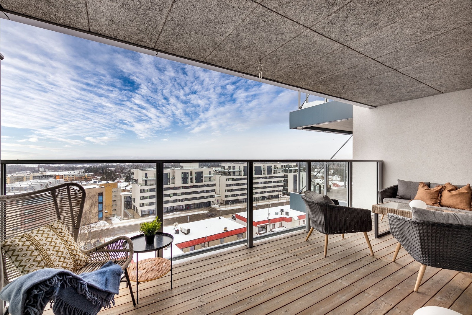 Flott vestvendt balkong på 14 kvm, med fantastisk utsikt over nabolaget. Her har man god plass til utemøbler og grill etter ønske Galleribilde